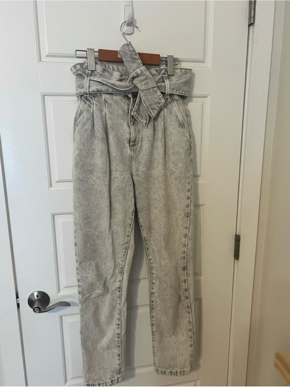 High-Waist Paperbag Jeans in Light Gray
